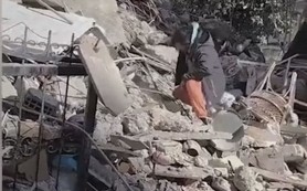Disperare: Un tată surprins în timp ce bate cu o piatră în dârâmâturi sperând că va primi un semn de viață de sub ruine
